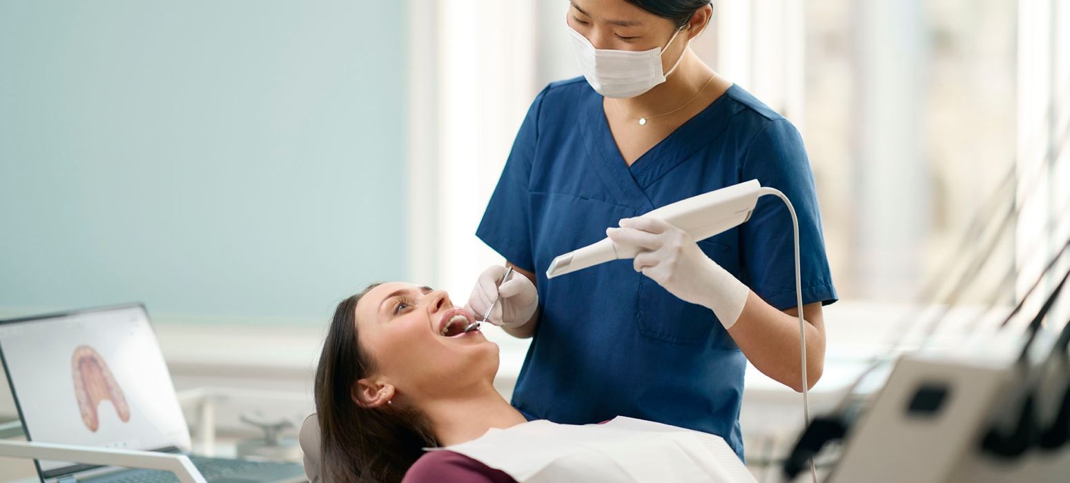 Tandlæge laver digitalt aftryk på patient med TRIOS Core-scanner