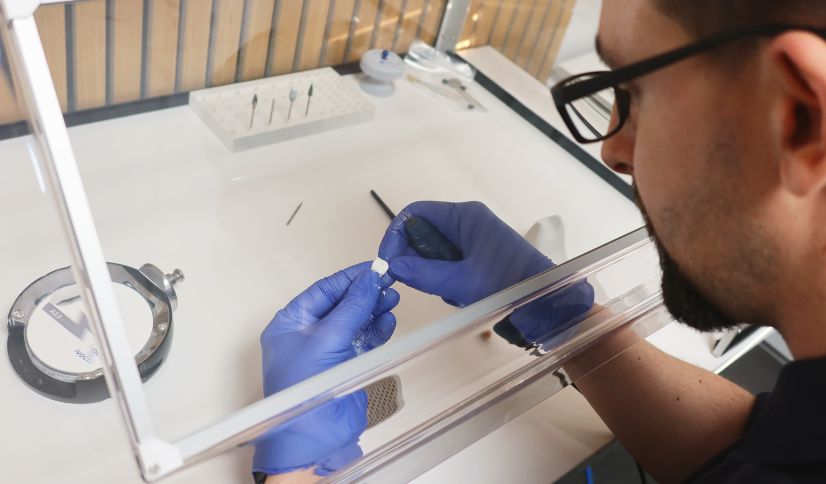 Tandkrone bliver slebet hos PlanLab